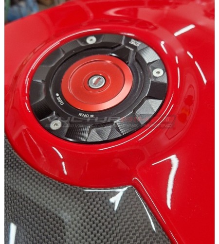 Tapa del depósito de carbono pintada de rojo - Ducati Panigale / Streetfighter V4 