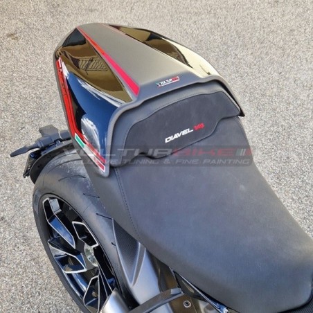Housse de selle carbone personnalisée « BLACK / CARBON » - Ducati Diavel V4