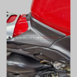 Panneaux latéraux en fibre de carbone sous l’arrière - Ducati Panigale V4