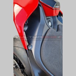 Seitenteile aus Kohlefaser unter dem Heck - Ducati Panigale V4