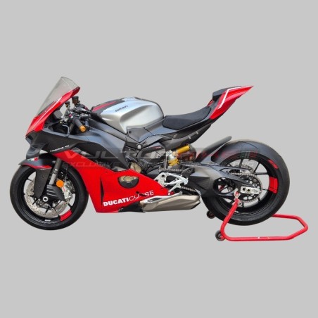 Brushed aluminium effect fuel tank cover with carbon strip - Ducati Panigale / Streetfighter V4 / V4S